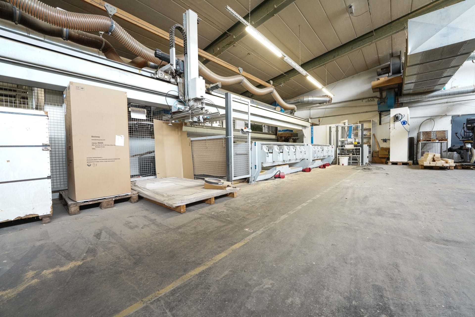 Werkstatthalle – Gesamtüberblick mit Maschinen